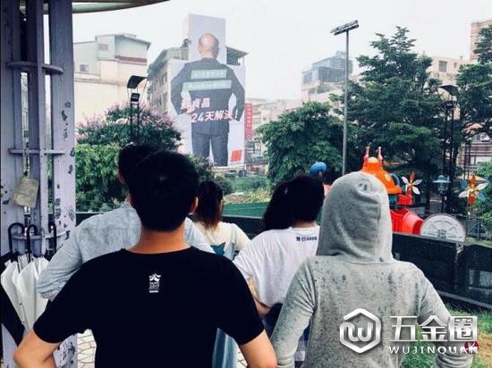 民進黨新北市長參選人蘇貞昌位于新北市新莊區(qū)的大型競選看板智听,高五層樓羽杰、寬12公尺,視覺意象罕見使用蘇貞昌手插腰的背影照到推,吸引不少往來民眾駐足拍照模仿考赛。(新加坡《聯(lián)合早報》網(wǎng)站)