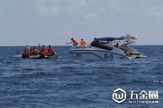 泰國普吉島翻船事故已致42人遇難季稳,圖為現(xiàn)場救援畫面沪猴。