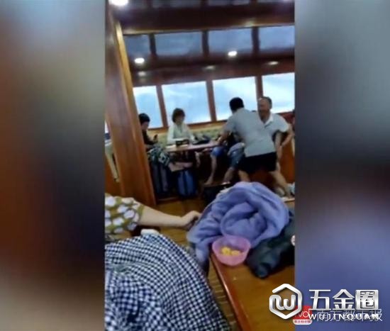 游船傾覆前視頻畫面截圖凤藏,艙內(nèi)近二十名游客沒有穿救生衣奸忽。圖片來自梨視頻。