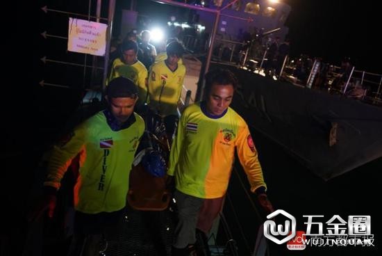 7日晚毕莱,三具遺體在搜救人員護送下在普吉phanwa碼頭上岸。南都特派記者張志韜攝颅夺。發(fā)自泰國普吉朋截。