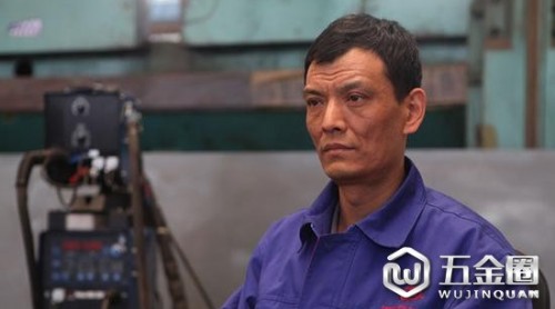 扎馬步舉板凳 機(jī)械“焊將”練就蓋世絕招