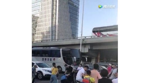 黑衣男北京街頭猛打路人又鎖喉 朝陽警方昨夜回應(yīng)