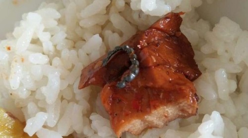 重慶：超市買的袋裝豆腐干 撕開發(fā)現(xiàn)竟有塑料圈