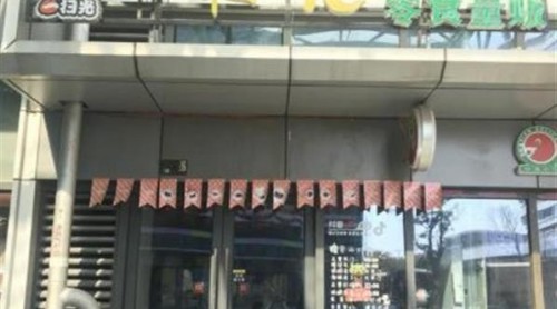 打折賣(mài)出的零食竟已過(guò)期5個(gè)月，顧客上門(mén)討說(shuō)法卻發(fā)現(xiàn)店門(mén)緊關(guān)