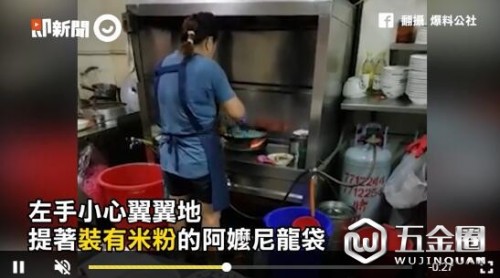 缺德！臺灣高雄一羊肉店用塑料袋裝米粉下鍋煮
