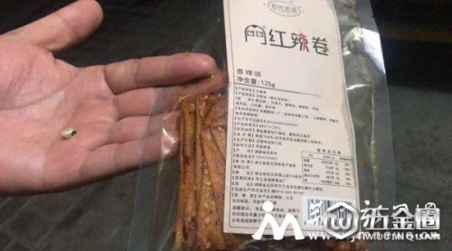 惡心！荊門一女士吃“網(wǎng)紅”辣條 里面有顆爛牙
