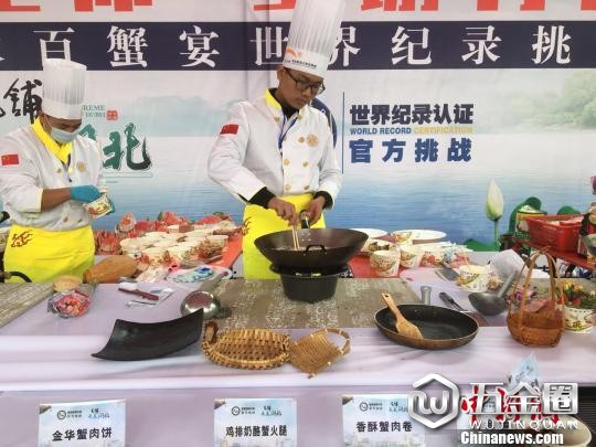 廚師現(xiàn)場展示洪湖蟹不同做法