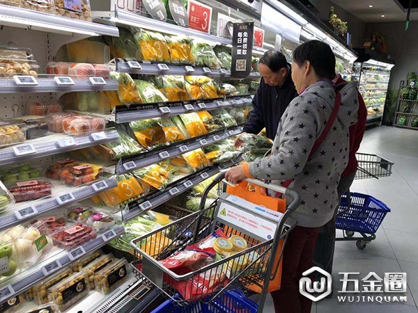 盒馬上海搜了城店鉴逞，阿姨爺叔選購蔬菜