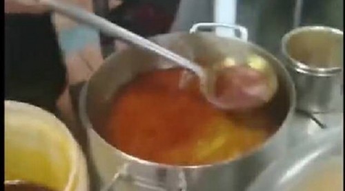 北京百子灣一飯店被指回收“口水油” 食藥部門(mén)已介入調(diào)查