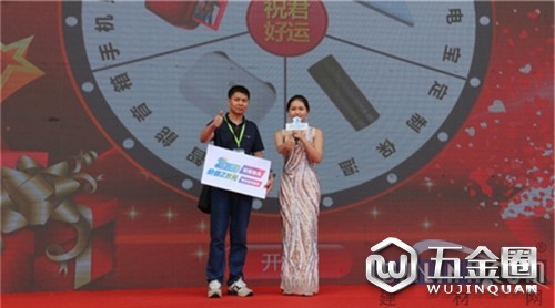 展會(huì)現(xiàn)場(chǎng)，他抽中了2萬(wàn)元加盟基金绞旅！