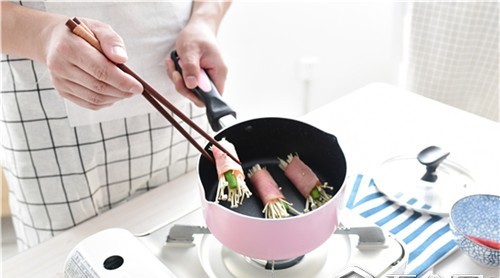 集成灶風口之下：產(chǎn)品同質(zhì)化嚴重瘸右，依賴線下推廣