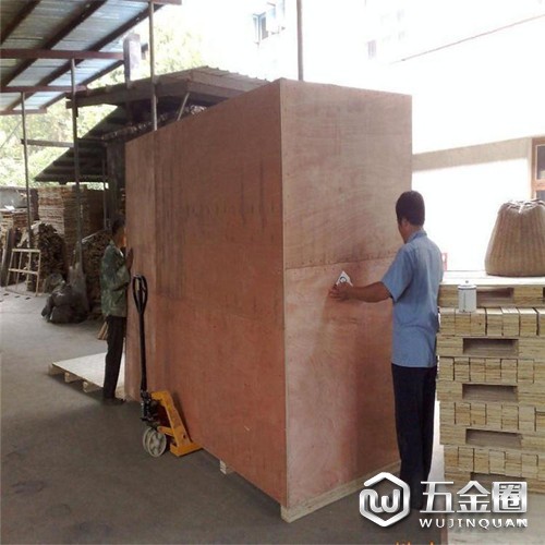 地牛叉車搬運(yùn)大型木箱作業(yè)現(xiàn)場--河北東圣吊索具制造有限公司--手動叉車|液壓堆高車|石材夾具|小型攪拌機(jī)