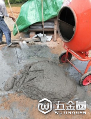 家用小型攪拌機(jī)使用現(xiàn)場--河北東圣吊索具制造有限公司--小型攪拌機(jī)|石材夾具|液壓堆高車|手動(dòng)叉車